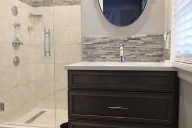 Diseño de cuarto de baño principal clásico de tamaño medio con armarios con paneles empotrados, ducha empotrada, baldosas y/o azulejos blancos, baldosas y/o azulejos de porcelana y encimera de cuarzo compacto