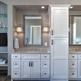 Foto di una stanza da bagno padronale chic con lavabo sottopiano, ante bianche, top in quarzo composito, vasca freestanding, doccia alcova, WC monopezzo, piastrelle grigie, piastrelle effetto legno, pareti grigie e pavimento con piastrelle in ceramica
