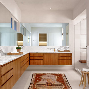 Ejemplo de cuarto de baño principal, actual, con armarios con paneles lisos, puertas de armario de madera oscura, ducha empotrada, baldosas y/o azulejos grises, baldosas y/o azulejos multicolor, baldosas y/o azulejos blancos, paredes grises y lavabo bajoencimera