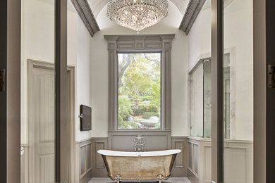 ダラスにある巨大なトラディショナルスタイルのおしゃれなマスターバスルーム (大理石の洗面台、洗面台2つ、造り付け洗面台) の写真