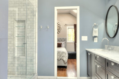 Источник вдохновения для домашнего уюта: главная ванная комната среднего размера в стиле неоклассика (современная классика) с врезной раковиной, плоскими фасадами, темными деревянными фасадами, мраморной столешницей, душем в нише, раздельным унитазом, белой плиткой, каменной плиткой, синими стенами и полом из мозаичной плитки