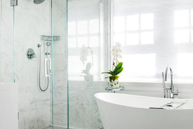 ニューヨークにある高級な中くらいなコンテンポラリースタイルのおしゃれなマスターバスルーム (フラットパネル扉のキャビネット、白いキャビネット、置き型浴槽、オープン型シャワー、分離型トイレ、白いタイル、大理石タイル、白い壁、モザイクタイル、アンダーカウンター洗面器、クオーツストーンの洗面台、白い床、開き戸のシャワー、白い洗面カウンター) の写真