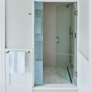 Idéer för mellanstora vintage en-suite badrum, med en dusch i en alkov, grå väggar, marmorgolv, grått golv, dusch med gångjärnsdörr och vit kakel