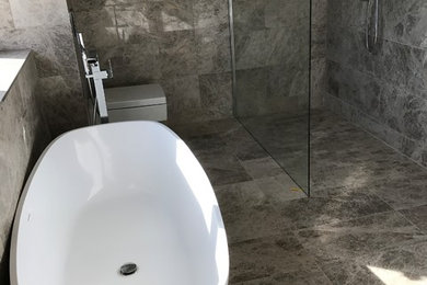 Cette photo montre une salle d'eau tendance de taille moyenne avec un espace douche bain et WC suspendus.