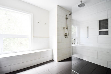 Idée de décoration pour une grande salle de bain principale design avec un placard avec porte à panneau encastré, des portes de placard blanches, une baignoire posée, un espace douche bain, WC séparés, un carrelage blanc, des carreaux de céramique, un mur blanc, un sol en carrelage de céramique, un lavabo encastré, un plan de toilette en quartz modifié, un sol gris, une cabine de douche à porte battante, un plan de toilette beige, des toilettes cachées, meuble double vasque et meuble-lavabo encastré.