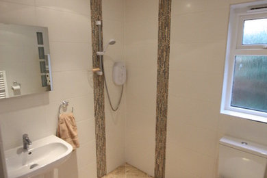 Ejemplo de cuarto de baño mediterráneo pequeño con lavabo con pedestal, ducha abierta, sanitario de dos piezas, baldosas y/o azulejos blancos, baldosas y/o azulejos en mosaico, paredes blancas, suelo de mármol y aseo y ducha