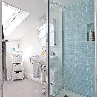 Exemple d'une salle de bain bord de mer.