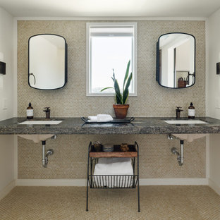Inspiration för mellanstora klassiska svart en-suite badrum, med svarta skåp, en öppen dusch, en toalettstol med separat cisternkåpa, brun kakel, keramikplattor, vita väggar, klinkergolv i keramik, ett undermonterad handfat, granitbänkskiva, beiget golv och dusch med duschdraperi