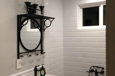 На фото: ванная комната среднего размера в стиле неоклассика (современная классика) с открытым душем, унитазом-моноблоком, белой плиткой, плиткой кабанчик, серыми стенами и душевой кабиной с