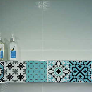 Idées déco pour une petit salle de bain romantique pour enfant avec une baignoire indépendante, une douche ouverte, un WC suspendu, des carreaux de céramique, un mur multicolore, un sol en carrelage de céramique et un sol multicolore.