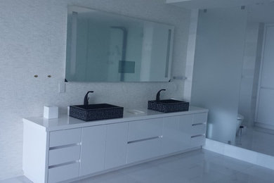 Foto de cuarto de baño principal minimalista de tamaño medio con armarios con paneles lisos, puertas de armario blancas, encimera de acrílico, baldosas y/o azulejos blancos y baldosas y/o azulejos de cerámica
