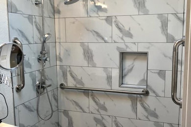 Modelo de cuarto de baño minimalista de tamaño medio con ducha empotrada, paredes blancas, suelo con mosaicos de baldosas, aseo y ducha, lavabo suspendido, suelo gris y ducha con cortina