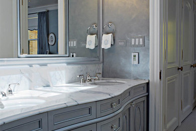 Foto de cuarto de baño principal contemporáneo con paredes grises, encimera de mármol, suelo blanco, armarios con paneles empotrados, puertas de armario grises, suelo de mármol y lavabo bajoencimera
