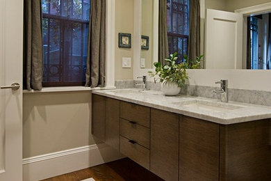 ボストンにあるコンテンポラリースタイルのおしゃれな浴室 (アンダーカウンター洗面器、中間色木目調キャビネット、大理石の洗面台) の写真