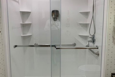 Foto de cuarto de baño principal retro grande con ducha empotrada, encimera de acrílico, ducha con puerta corredera y encimeras blancas
