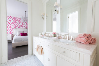 Ejemplo de cuarto de baño infantil actual de tamaño medio con puertas de armario blancas, paredes blancas, lavabo bajoencimera y encimera de ónix