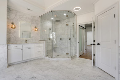 Foto de cuarto de baño retro con baldosas y/o azulejos blancos, baldosas y/o azulejos de mármol, suelo de mármol y suelo blanco