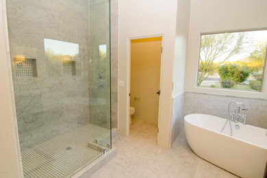 Modelo de cuarto de baño principal tradicional renovado grande con bañera exenta, sanitario de una pieza, baldosas y/o azulejos blancos, baldosas y/o azulejos de piedra, paredes blancas y suelo de mármol
