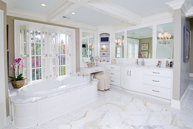Foto på ett mycket stort vintage en-suite badrum, med skåp i shakerstil, vita skåp, ett fristående badkar, vit kakel, tunnelbanekakel, beige väggar, marmorgolv, ett undermonterad handfat och marmorbänkskiva