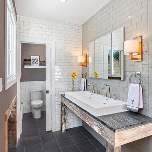 Esempio di una stanza da bagno padronale stile rurale di medie dimensioni con lavabo rettangolare, ante con finitura invecchiata, top in saponaria, piastrelle bianche, piastrelle diamantate, pareti grigie, pavimento in gres porcellanato e WC a due pezzi