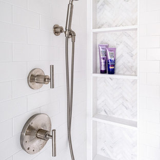 Inspiration för ett mellanstort vintage vit vitt en-suite badrum, med skåp i shakerstil, svarta skåp, en dusch i en alkov, en toalettstol med separat cisternkåpa, vit kakel, tunnelbanekakel, vita väggar, marmorgolv, ett undermonterad handfat, bänkskiva i kvarts, vitt golv och dusch med gångjärnsdörr