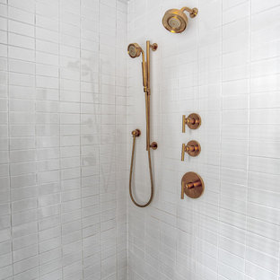 Inredning av ett retro mellanstort vit vitt en-suite badrum, med luckor med profilerade fronter, en hörndusch, en toalettstol med separat cisternkåpa, vit kakel, tunnelbanekakel, vita väggar, mosaikgolv, ett nedsänkt handfat, vitt golv och dusch med gångjärnsdörr