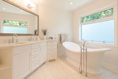 Foto de cuarto de baño clásico con lavabo bajoencimera, armarios estilo shaker, puertas de armario blancas y bañera exenta