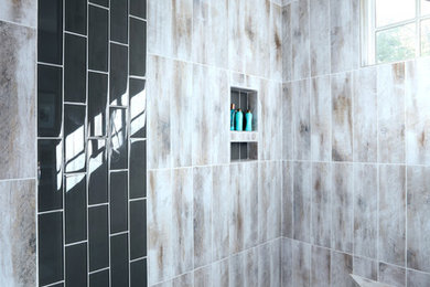 Modelo de cuarto de baño principal minimalista de tamaño medio con ducha a ras de suelo, baldosas y/o azulejos grises, baldosas y/o azulejos de porcelana y suelo de baldosas tipo guijarro