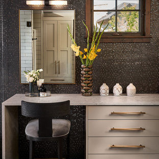Idee per una grande stanza da bagno padronale stile rurale con ante lisce, top in superficie solida, pavimento multicolore, ante beige, piastrelle marroni, piastrelle in metallo, pareti marroni, top beige e mobile bagno freestanding
