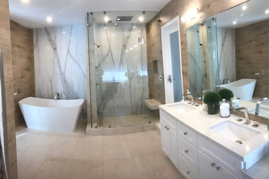 Diseño de cuarto de baño principal clásico renovado de tamaño medio con puertas de armario blancas, bañera exenta, ducha esquinera, suelo beige y ducha con puerta con bisagras