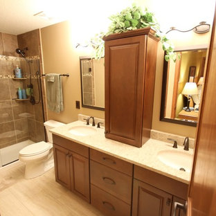 Idéer för ett mellanstort klassiskt en-suite badrum, med skåp i mellenmörkt trä, klinkergolv i keramik, luckor med upphöjd panel, en toalettstol med separat cisternkåpa, beige kakel, keramikplattor, beige väggar, ett undermonterad handfat, bänkskiva i kvarts och en dusch i en alkov