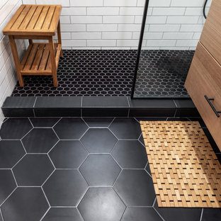 Inspiration för mellanstora moderna vitt en-suite badrum, med släta luckor, skåp i mellenmörkt trä, våtrum, en toalettstol med hel cisternkåpa, vit kakel, vita väggar, ett undermonterad handfat, bänkskiva i kvarts, svart golv och dusch med gångjärnsdörr