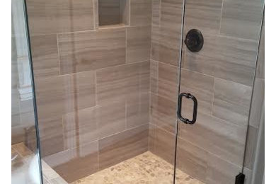 リトルロックにあるお手頃価格の中くらいなトランジショナルスタイルのおしゃれな浴室の写真