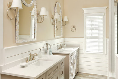 Esempio di una stanza da bagno padronale costiera con lavabo sottopiano, ante beige, top in quarzo composito, piastrelle beige, pareti beige e pavimento in gres porcellanato