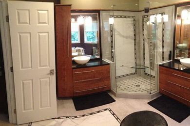 グランドラピッズにあるトランジショナルスタイルのおしゃれな浴室の写真