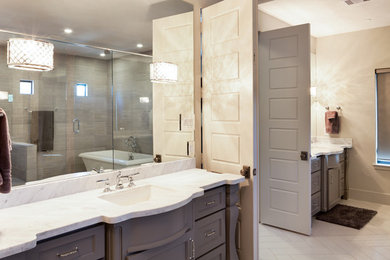 Réalisation d'une salle de bain tradition avec un plan de toilette en marbre.