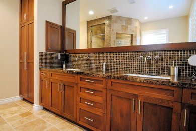 Ejemplo de cuarto de baño clásico renovado con lavabo bajoencimera, armarios estilo shaker, puertas de armario marrones, encimera de mármol y baldosas y/o azulejos marrones