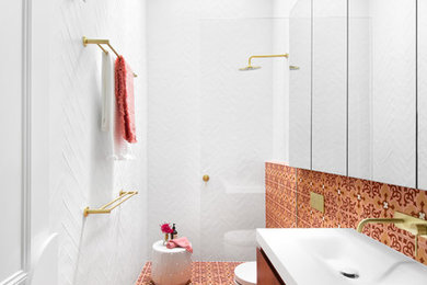 Источник вдохновения для домашнего уюта: ванная комната в скандинавском стиле с плоскими фасадами, фасадами цвета дерева среднего тона, душем без бортиков, оранжевой плиткой, красной плиткой, белой плиткой, душевой кабиной, монолитной раковиной, разноцветным полом, открытым душем и белой столешницей