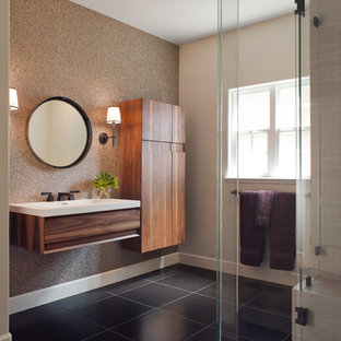 Ispirazione per una stanza da bagno design di medie dimensioni con lavabo sospeso, ante lisce, ante in legno bruno, doccia ad angolo, piastrelle grigie, porta doccia a battente, pareti beige, pavimento con piastrelle in ceramica e pavimento marrone