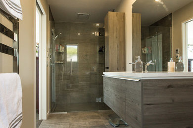 クライストチャーチにあるトランジショナルスタイルのおしゃれな浴室の写真