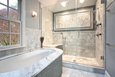 シカゴにある広いコンテンポラリースタイルのおしゃれなマスターバスルーム (ドロップイン型浴槽、アルコーブ型シャワー、セラミックタイル、グレーの壁、大理石の床、アンダーカウンター洗面器) の写真