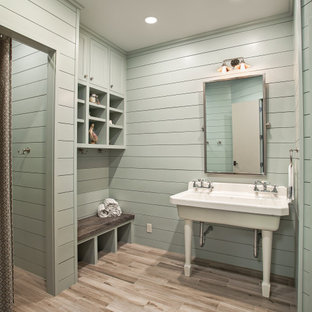 Großes Klassisches Duschbad mit offenen Schränken, weißen Schränken, Wandtoilette mit Spülkasten, blauer Wandfarbe, Porzellan-Bodenfliesen, Waschtischkonsole und braunem Boden in Houston