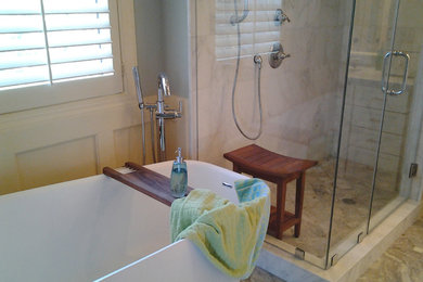 Imagen de cuarto de baño principal tradicional renovado de tamaño medio con bañera exenta, ducha esquinera, baldosas y/o azulejos beige y paredes azules