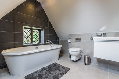 チェシャーにある北欧スタイルのおしゃれな浴室の写真