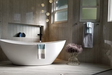 Modern inredning av ett stort grå grått en-suite badrum, med luckor med infälld panel, ett fristående badkar, en öppen dusch, flerfärgad kakel, porslinskakel, klinkergolv i porslin, ett undermonterad handfat, granitbänkskiva, flerfärgat golv och med dusch som är öppen