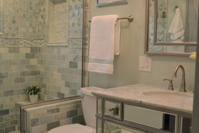Diseño de cuarto de baño principal, único y de pie contemporáneo pequeño con ducha abierta, sanitario de una pieza, baldosas y/o azulejos de mármol, suelo de mármol, lavabo bajoencimera, encimera de cuarcita, suelo verde, ducha abierta y encimeras blancas