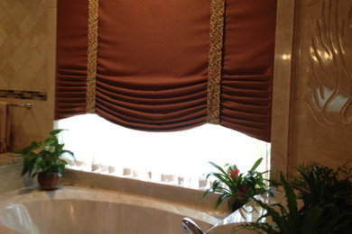 Foto de cuarto de baño clásico con bañera encastrada, baldosas y/o azulejos beige y paredes beige