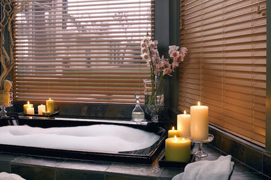 Diseño de cuarto de baño clásico renovado con bañera encastrada