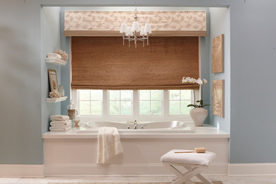 Diseño de cuarto de baño principal clásico renovado grande con bañera empotrada, paredes azules, suelo de mármol y suelo blanco