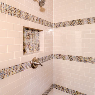 Esempio di una stanza da bagno padronale chic di medie dimensioni con lavabo sottopiano, ante in stile shaker, ante in legno scuro, top in granito, doccia alcova, piastrelle multicolore, piastrelle di vetro e pareti beige